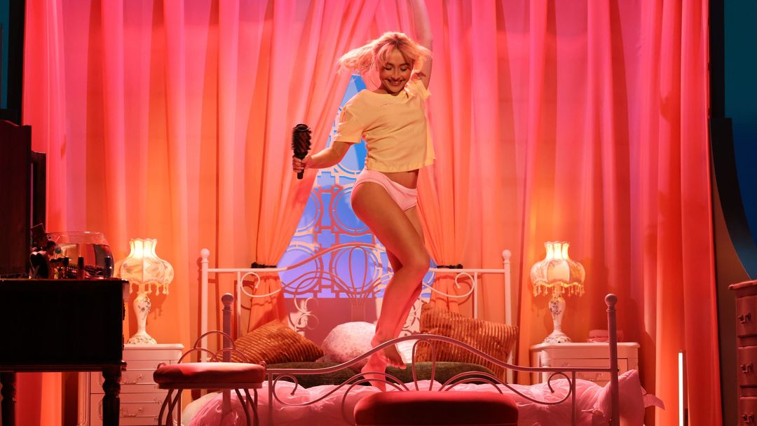 Sabrina Carpenter Performs “Manchild” and “Nobody’s Son” on Saturday Night Live